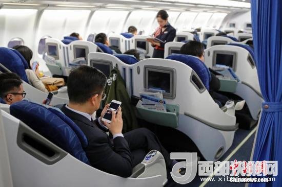 在東航MU5137航班上，旅客全程在飛行模式下可以使用手機。殷立勤 攝