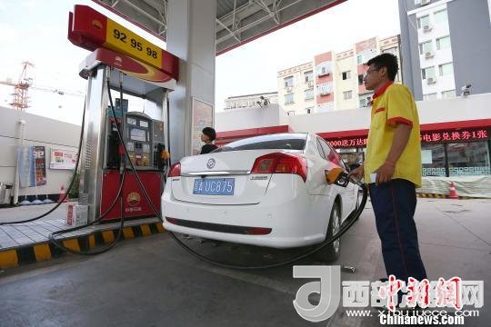 資料圖：山西太原，加油站工作人員正在給車輛加油?！堅?攝