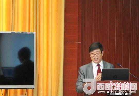 圖為中南大學教授歐陽友權在現場作了題為“我國文化產業(yè)發(fā)展的三大拐點與高校的責任”報告?！≮w曉 攝
