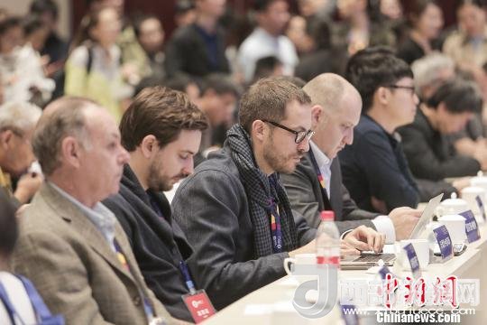 河北工業(yè)設計創(chuàng)新中心(以下簡稱HIDC)啟動儀式暨“設計促轉(zhuǎn)型·創(chuàng)新贏未來”國際工業(yè)設計工作坊26日在河北省省會石家莊市舉行。圖為與會各國設計師?！⌒ば?攝