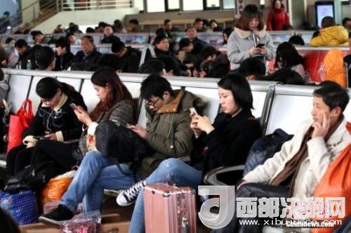 資料圖：移動互聯(lián)網時代，旅客都拿著手機打發(fā)時間。<a target='_blank' >中新社</a>記者 王中舉 攝
