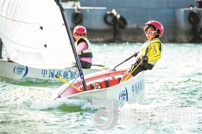 青島市北區(qū)立新小學(xué)學(xué)生參加2017年中國杯青少年帆船OP項目比賽。孫軍/攝