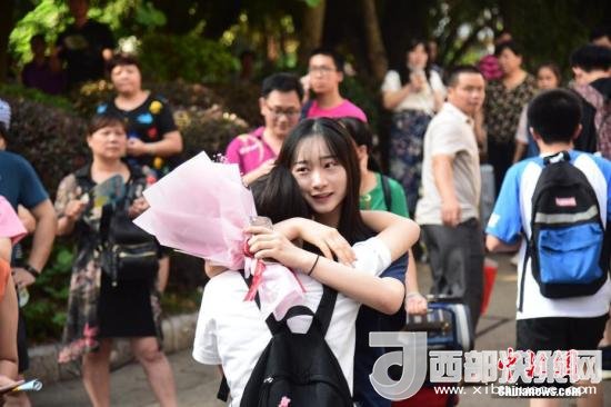 資料圖：一名家屬擁抱走出考場的考生。 王以照 攝