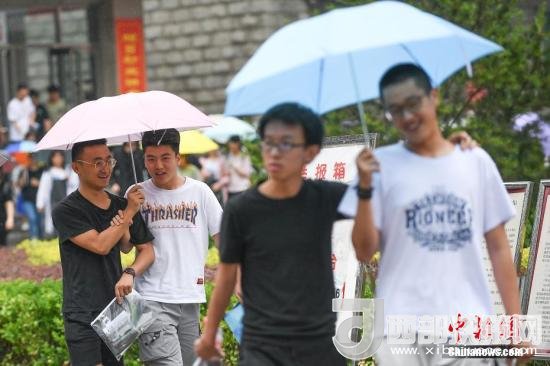 資料圖：6月8日，山西太原，考生打傘走出考場。當(dāng)日，全國部分地區(qū)2018年高考結(jié)束。 <a target='_blank'  data-cke-saved- >中新社</a>記者 武俊杰 攝