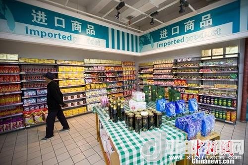 資料圖：民眾正在超市挑選進(jìn)口商品。 <a target='_blank'  data-cke-saved- >中新社</a>記者 張云 攝