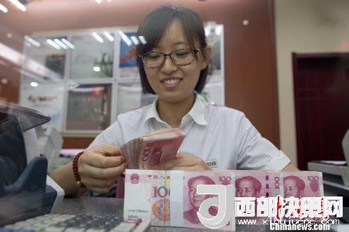 7月5日，山西太原一銀行工作人員正在清點(diǎn)貨幣。人民幣對(duì)美元匯率中間價(jià)在經(jīng)歷了過(guò)去11個(gè)交易中的10次下調(diào)后終于迎來(lái)大漲。5日，中國(guó)外匯交易中心公布人民幣對(duì)美元匯率中間價(jià)報(bào)6.6180，較前一交易日大幅上調(diào)415個(gè)基點(diǎn)，創(chuàng)下自2017年10月11日以來(lái)的最大升幅。<a target='_blank' >中新社</a>記者 張?jiān)?攝