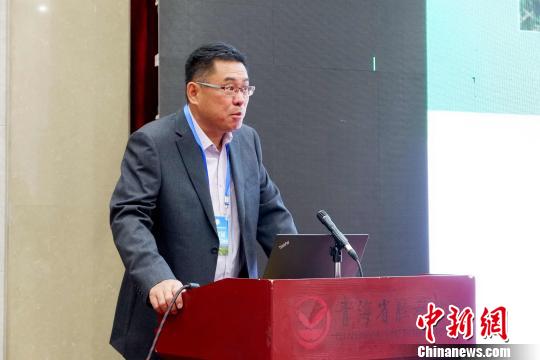 圖為青海省農(nóng)林科學(xué)院副院長、國家大麥青稞產(chǎn)業(yè)技術(shù)體系崗位科學(xué)家遲德釗正在發(fā)言?！±铍h 攝