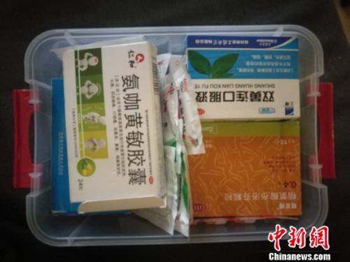 圖為家里的藥盒。 謝藝觀 攝