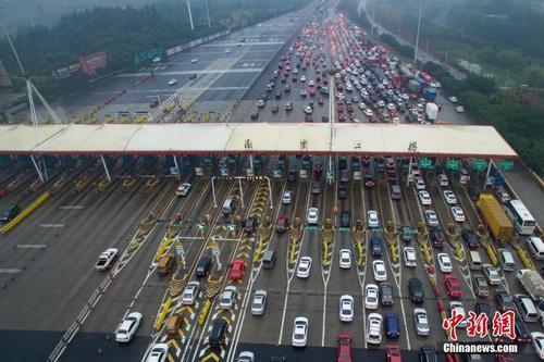 資料圖：車輛通過收費(fèi)站。<a target='_blank'  data-cke-saved- ><p  align=