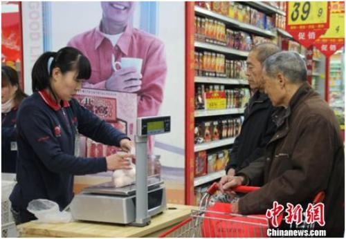 資料圖：在保定市北市區(qū)一家大型超市內(nèi)，促銷員正在為購(gòu)買雞蛋的市民稱量、打包。李芳華 攝