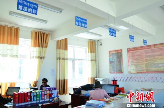 圖為塔秀村的便民服務(wù)大廳?！◆?shù)り?yáng) 攝