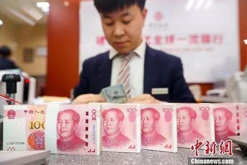 資料圖：一銀行工作人員清點貨幣。<a target='_blank'  data-cke-saved- >中新社</a>記者 張云 攝 