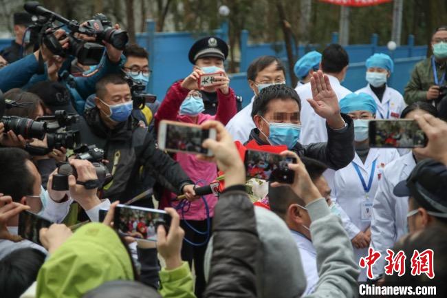 圖為貴州省最后一名新冠肺炎確診患者從貴州省將軍山醫(yī)院出院，患者與眾人揮手告別?！■暮陚?攝