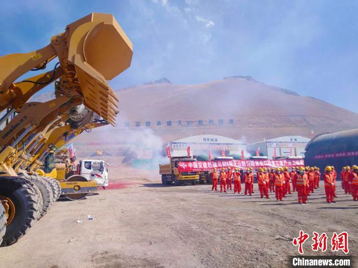 備受國內(nèi)外關(guān)注的G0711線烏魯木齊至尉犁高速公路建設(shè)項(xiàng)目天山勝利隧道復(fù)工“進(jìn)行時(shí)”?！￡悇︼w 攝