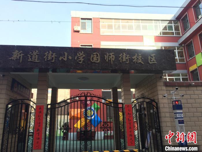 返校學(xué)生要到指定校門口報到，入校時需佩戴口罩，并進行身份核驗、實名登記、體溫檢測。　高瑞峰 攝