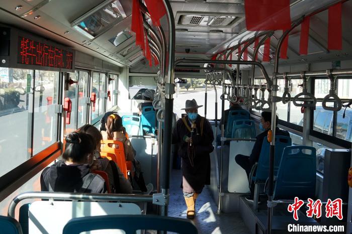 拉薩市民生活如常，圖為民眾戴口罩乘坐公交車?！〗w波 攝
