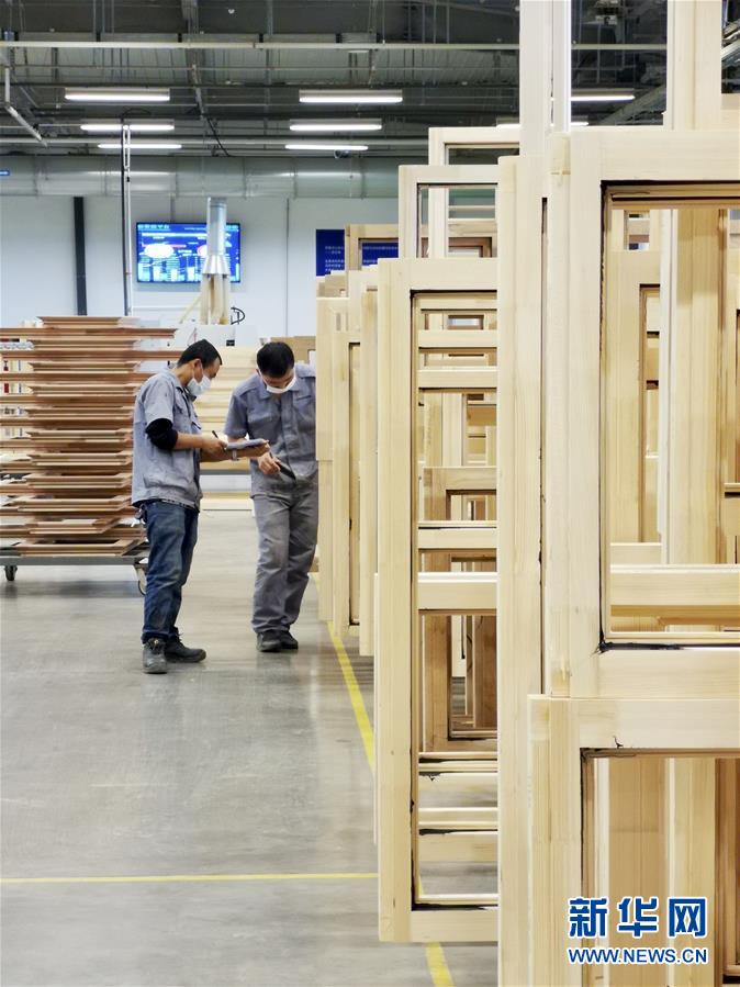 (在習(xí)近平新時代中國特色社會主義思想指引下——新時代新作為新篇章·習(xí)近平總書記關(guān)切事·圖文互動)(1)陽光總在風(fēng)雨后——中小企業(yè)在疫情中迎難而上