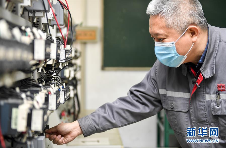 （在習(xí)近平新時(shí)代中國(guó)特色社會(huì)主義思想指引下——新時(shí)代新作為新篇章·習(xí)近平總書(shū)記關(guān)切事·圖文互動(dòng)）（5）汗水的味道——記錄奮戰(zhàn)在復(fù)工復(fù)產(chǎn)一線的勞動(dòng)者