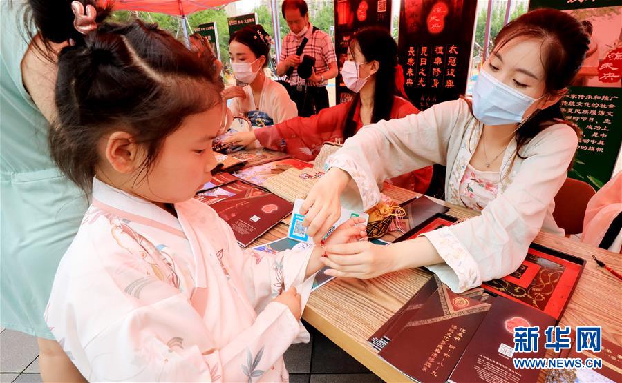 (新華全媒頭條·圖文互動)(7)線上線下消費升溫 文旅活動邁上“云端”——端午假期透視我國經濟高質量發(fā)展新動力