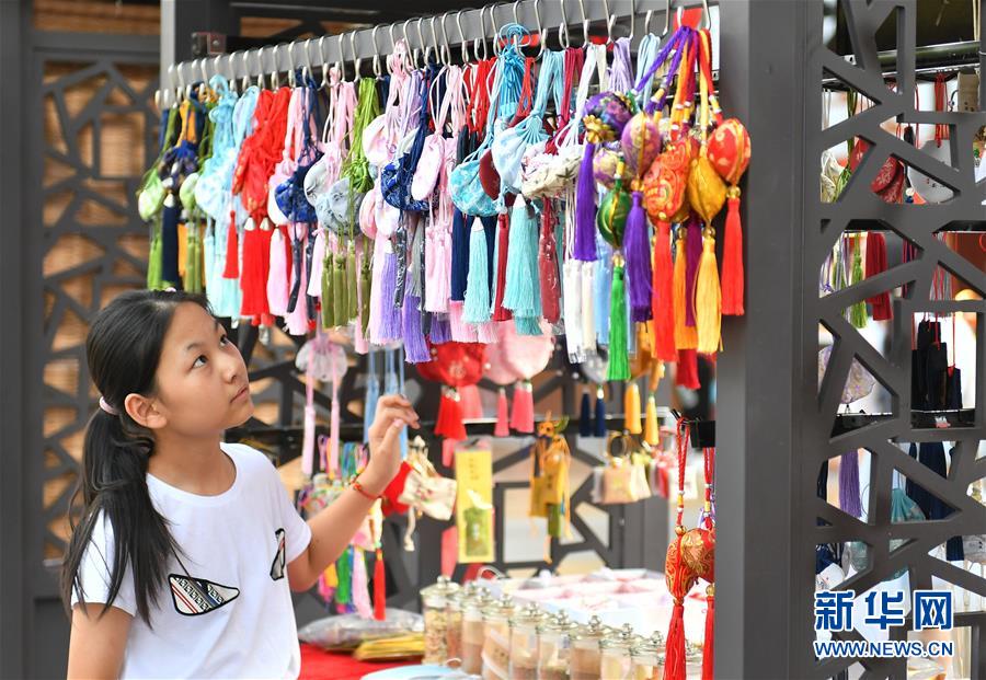 (新華全媒頭條·圖文互動)(4)線上線下消費升溫 文旅活動邁上“云端”——端午假期透視我國經濟高質量發(fā)展新動力