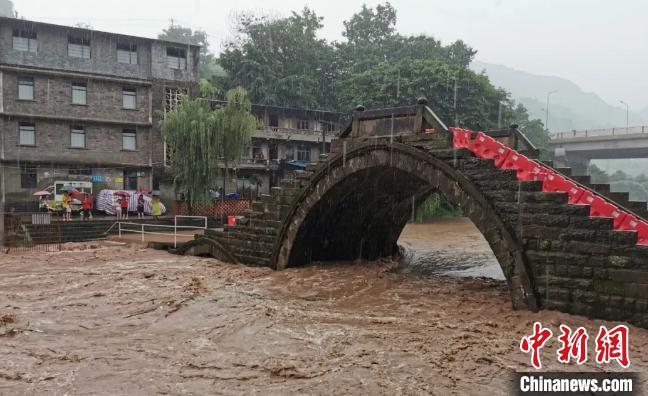 圖為不斷上漲的河水?！≈貞c萬州區(qū)委宣傳部供圖 攝
