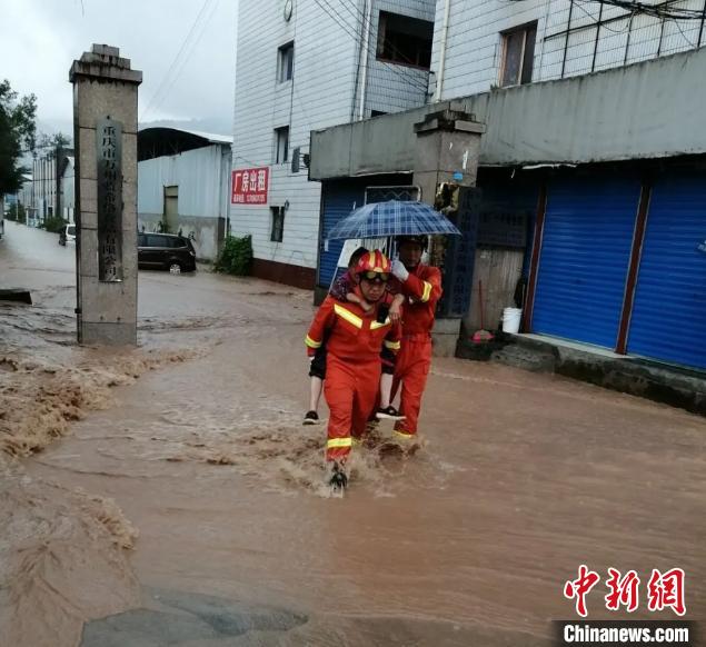圖為消防救援人員營救被困民眾?！≈貞c萬州區(qū)委宣傳部供圖 攝