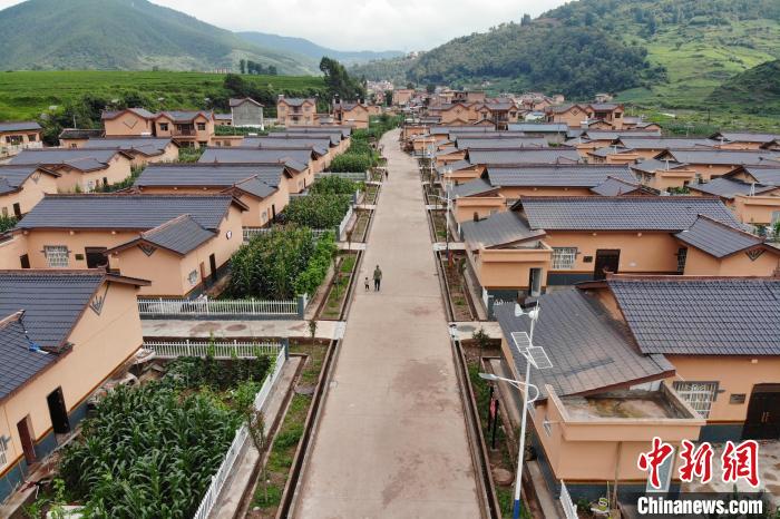 平坦的水泥路從村民居住區(qū)穿過?！埨?攝