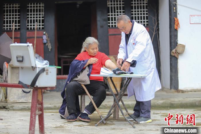 資料圖，貴州村醫(yī)給村民看病?！■暮陚?攝