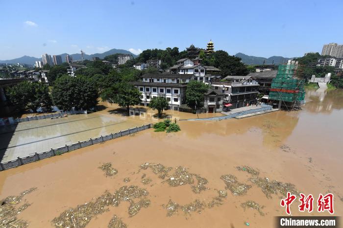 圖為7月27日，嘉陵江重慶段水位持續(xù)上漲，千年古鎮(zhèn)磁器口低洼段已被洪水淹沒(méi)?！￡惓?攝
