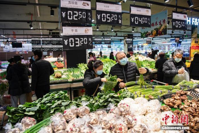 資料圖：民眾在超市采購商品。<a target='_blank'  data-cke-saved- >中新社</a>記者 侯宇 攝