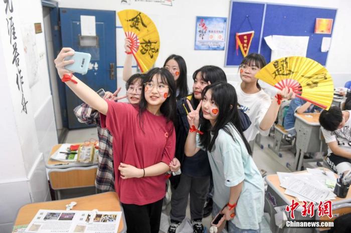 資料圖：6月6日，2021年高考前夕，湖南長沙同升湖實驗學校高三年級，考生們在教室內(nèi)合影。 楊華峰 攝