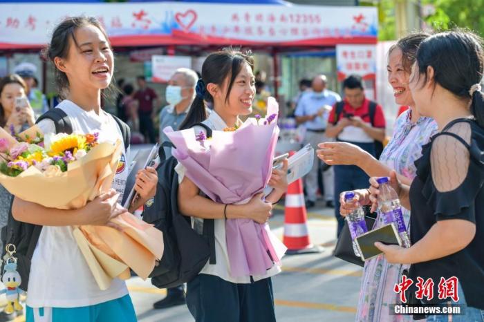 資料圖：6月10日，海南省?？谑泻Ｄ现袑W考點外，家長為剛剛走出考場的考生送上鮮花。當日，海南省2021年高考結束 。 <a target='_blank'  data-cke-saved- ><p  align=