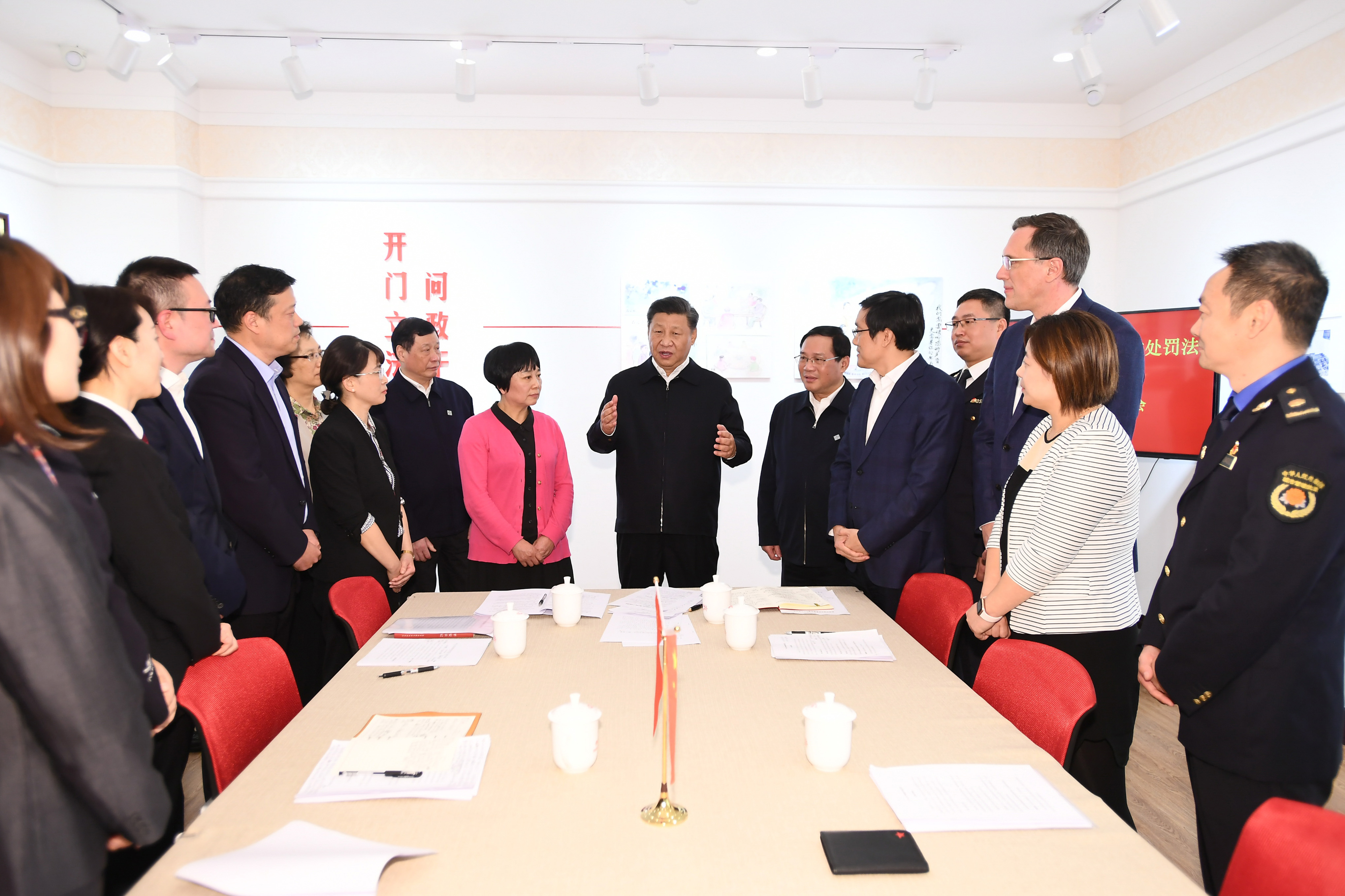 2019年11月2日，習(xí)近平總書記在上海長寧區(qū)虹橋街道古北市民中心，同正在參加立法意見征詢的社區(qū)居民代表親切交流。